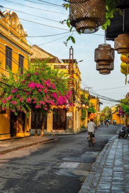 Hoi An, Vietnam - 16 Temmuz 2024: Trafik sabahı, dekore edilmiş ipek fenerler, inanılmaz geleneksel sarı evler. Tarihi eski Hoi An kasabası 1999 yılından bu yana UNESCO 'nun Dünya Mirası Alanında yer alıyor..