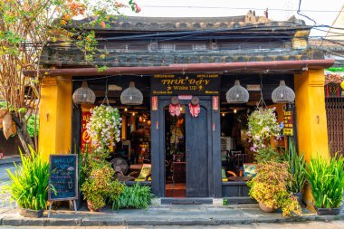 Hoi An, Vietnam - 16 Temmuz 2024: Trafik sabahı, dekore edilmiş ipek fenerler, inanılmaz geleneksel sarı evler. Tarihi eski Hoi An kasabası 1999 yılından bu yana UNESCO 'nun Dünya Mirası Alanında yer alıyor..