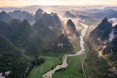 Trung Khanh, Cao Bang, Vietnam 'daki Phong Nam köyünde pirinç ve pirinç tarlası..