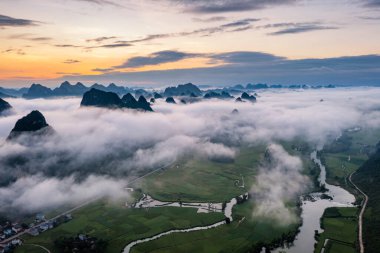 Ngoc Con Dağı manzarası, Cao Bang vilayeti, Vietnam sabahın erken saatlerinde sisle doldu.