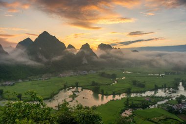 Ngoc Con Dağı manzarası, Cao Bang vilayeti, Vietnam sabahın erken saatlerinde sisle doldu.