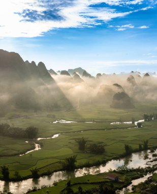 Ngoc Con Dağı manzarası, Cao Bang vilayeti, Vietnam sabahın erken saatlerinde sisle doldu.