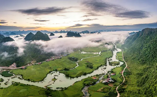 Ngoc Con Dağı manzarası, Cao Bang vilayeti, Vietnam sabahın erken saatlerinde sisle doldu.