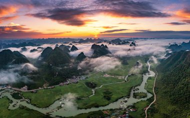 Ngoc Con Dağı manzarası, Cao Bang vilayeti, Vietnam sabahın erken saatlerinde sisle doldu.