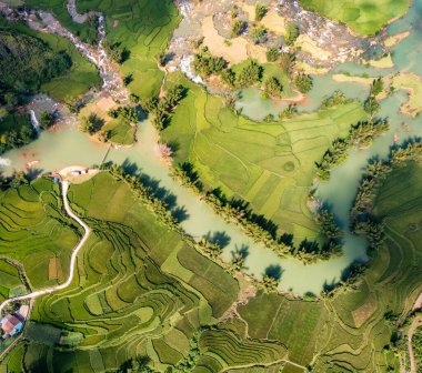 Quay Son nehrindeki hava manzarası, Trung Khanh, Cao Bang, Vietnam doğası, yeşil pirinç tarlaları ve kırsal yerleşim evleri. Seyahat ve manzara konsepti.