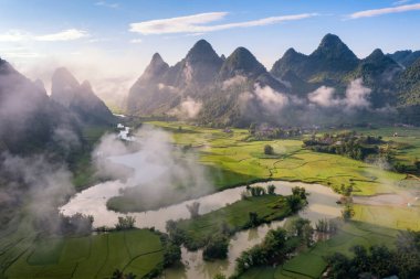 Trung Khanh, Cao Bang, Vietnam 'daki Phong Nam köyünde pirinç ve pirinç tarlası..