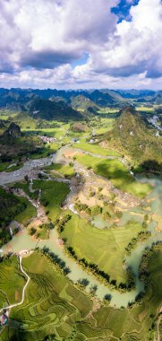 Quay Son nehrindeki hava manzarası, Trung Khanh, Cao Bang, Vietnam doğası, yeşil pirinç tarlaları ve kırsal yerleşim evleri. Seyahat ve manzara konsepti.