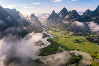 Trung Khanh, Cao Bang, Vietnam 'daki Phong Nam köyünde pirinç ve pirinç tarlası..