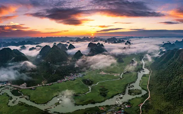 Ngoc Con Dağı manzarası, Cao Bang vilayeti, Vietnam sabahın erken saatlerinde sisle doldu.