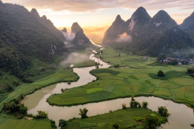 Trung Khanh, Cao Bang, Vietnam 'daki Phong Nam köyünde pirinç ve pirinç tarlası..