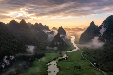 Trung Khanh, Cao Bang, Vietnam 'daki Phong Nam köyünde pirinç ve pirinç tarlası..