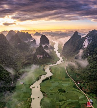 Trung Khanh, Cao Bang, Vietnam 'daki Phong Nam köyünde pirinç ve pirinç tarlası..