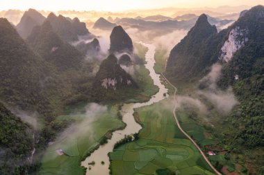 Trung Khanh, Cao Bang, Vietnam 'daki Phong Nam köyünde pirinç ve pirinç tarlası..