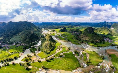 Quay Son nehrindeki hava manzarası, Trung Khanh, Cao Bang, Vietnam doğası, yeşil pirinç tarlaları ve kırsal yerleşim evleri. Seyahat ve manzara konsepti.