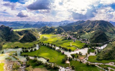 Quay Son nehrindeki hava manzarası, Trung Khanh, Cao Bang, Vietnam doğası, yeşil pirinç tarlaları ve kırsal yerleşim evleri. Seyahat ve manzara konsepti.