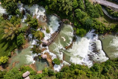 Quay Son nehrindeki hava manzarası, Trung Khanh, Cao Bang, Vietnam doğası, yeşil pirinç tarlaları ve kırsal yerleşim evleri. Seyahat ve manzara konsepti