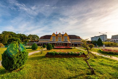 Eski bir tren istasyonu. Dalat, Vietnam 'da sömürge zamanında Fransızlar tarafından kurulan dağlık bir şehirdir..