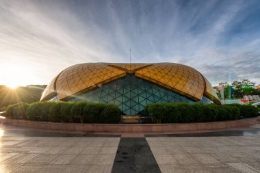 Bir çiçek ayçiçeği şeklindeki cam Pavilion Dalat, Vietnam 'da Lam Vien Meydanı