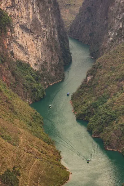 Bu büyüleyici fotoğraf Tu San Gorge 'un Vietnam, Ha Giang' daki dramatik manzarasını gözler önüne seriyor. Nho Que Nehri sarp kayalıklarda kıvrılarak ilerliyor.