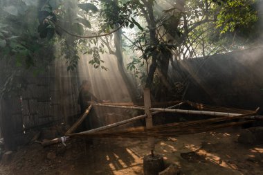Ha Giang - 15 Ocak 2024: Çamaşır dokuma - Ha Giang 'daki Mong halkının geleneksel kültürel güzelliği