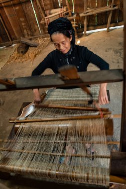 Ha Giang - 15 Ocak 2024: Çamaşır dokuma - Ha Giang 'daki Mong halkının geleneksel kültürel güzelliği