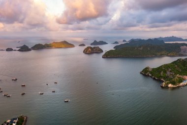 Lan Ha Koyu, UNESCO Dünya Mirası Alanıdır. Kuzey Vietnam 'da çok güzel bir doğa harikasıdır.