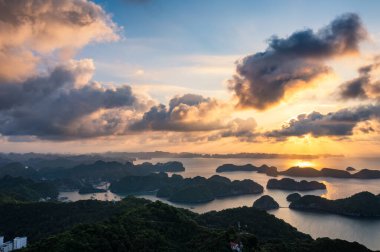 Lan Ha Koyu, UNESCO Dünya Mirası Alanıdır. Kuzey Vietnam 'da çok güzel bir doğa harikasıdır.