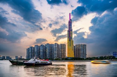 Ho Chi Minh City 'nin merkezindeki binalar, Saigon Nehri boyunca. Ülkenin en büyük şehrinin modernlik ve dinamizminin sembolü.
