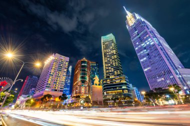 Ho Chi Minh City 'nin merkezindeki binalar, Saigon Nehri boyunca. Ülkenin en büyük şehrinin modernlik ve dinamizminin sembolü.