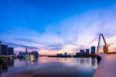 Ho Chi Minh City 'nin merkezindeki binalar, Saigon Nehri boyunca. Ülkenin en büyük şehrinin modernlik ve dinamizminin sembolü.