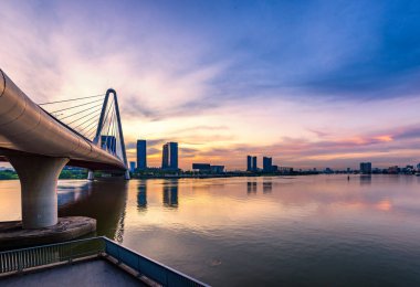 Ho Chi Minh City 'nin merkezindeki binalar, Saigon Nehri boyunca. Ülkenin en büyük şehrinin modernlik ve dinamizminin sembolü.