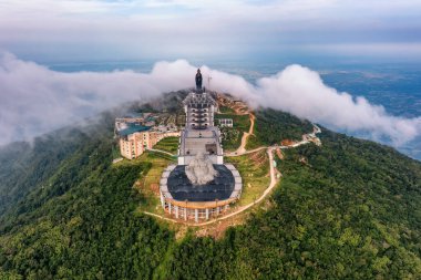 Ba Den dağı turistik bölgesi, Tay Ninh bölgesi, Vietnam. Turistik bölgede eşsiz bir Budist mimarisi var. Alanın en yüksek manzarası aşağıdan çok güzel görünüyor.