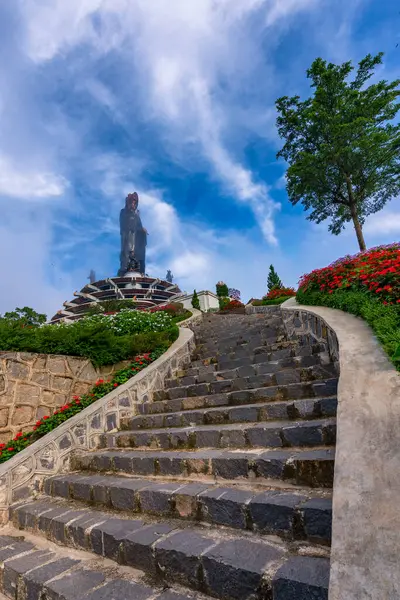 Ba Den dağı turistik bölgesi, Tay Ninh bölgesi, Vietnam. Turistik bölgede eşsiz bir Budist mimarisi var. Alanın en yüksek manzarası aşağıdan çok güzel görünüyor.