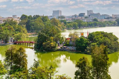 Kızıl Köprü ya da Hoan Kiem Gölü 'ndeki Huc Köprüsü manzarası, bu göl, Vietnam' ın başkenti Hanoi 'nin tarihi merkezinde yer alır..