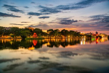 Hoan Kiem Gölü (Ho Guom) ya da Hanoi 'nin merkezinde bulunan Sword Gölü. Hoan Kiem Gölü Hanoi 'de ünlü bir turistik yerdir..