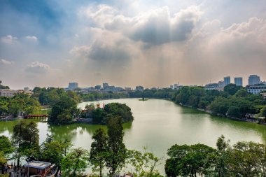 Hoan Kiem Gölü (Ho Guom) ya da Hanoi 'nin merkezinde bulunan Sword Gölü. Hoan Kiem Gölü Hanoi 'de ünlü bir turistik yerdir..