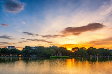 Hoan Kiem Gölü (Ho Guom) ya da Hanoi 'nin merkezinde bulunan Sword Gölü. Hoan Kiem Gölü Hanoi 'de ünlü bir turistik yerdir..