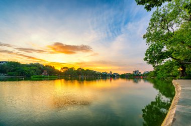Hoan Kiem Gölü (Ho Guom) ya da Hanoi 'nin merkezinde bulunan Sword Gölü. Hoan Kiem Gölü Hanoi 'de ünlü bir turistik yerdir..