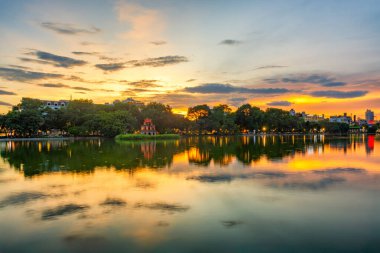 Hoan Kiem Gölü (Ho Guom) ya da Hanoi 'nin merkezinde bulunan Sword Gölü. Hoan Kiem Gölü Hanoi 'de ünlü bir turistik yerdir..