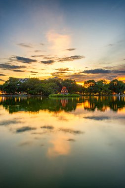 Hoan Kiem Gölü (Ho Guom) ya da Hanoi 'nin merkezinde bulunan Sword Gölü. Hoan Kiem Gölü Hanoi 'de ünlü bir turistik yerdir..