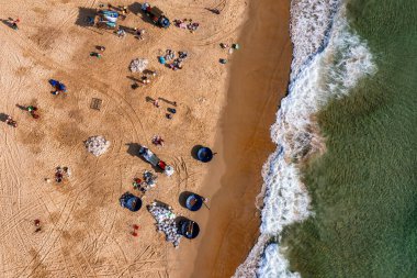 Canlı bir hava görüntüsü, Binh Minh sabah balık pazarının hareketli hareketliliğini yakalıyor, Hoi An, Quang Nam, Vietnam