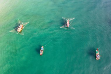 Canlı bir hava görüntüsü, Binh Minh sabah balık pazarının hareketli hareketliliğini yakalıyor, Hoi An, Quang Nam, Vietnam