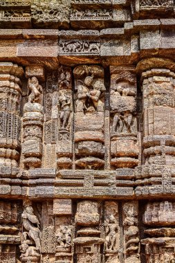 11 Şubat 2020 'de Hindistan' ın Orisha kentindeki Konarka tapınağına seyahat ederken tapınağın duvarlarındaki erotik yapı. Tazelenmiş zihin ve ruhun yanı sıra eğlence ve keyif için seyahat etmek.