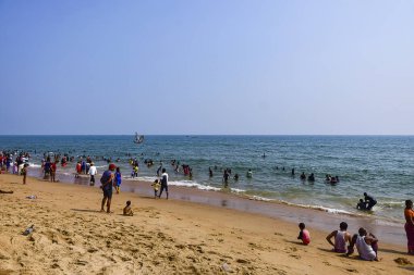 Güneşli bir günde, Puri, Odisha, Hindistan ve Asya 'nın ünlü sahil kıyılarında plaj hayatı sahnesi. 12 Şubat 2020.