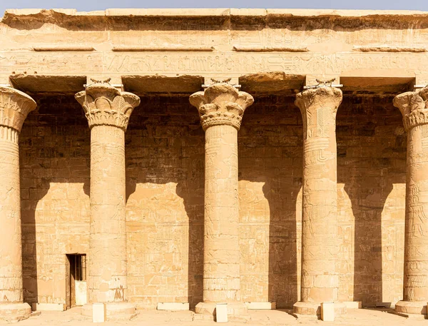 Sol Iluminando Fachada Colunas Templo Edfu Egito — Fotografia de Stock