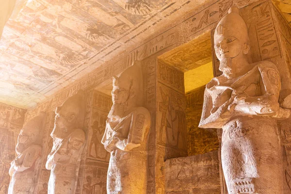 Slunce Osvětlující Vnitřek Egyptského Chrámu Sochami Faraonských Beranů — Stock fotografie