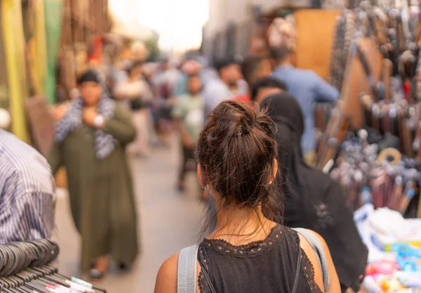 Baksidan Kvinnlig Turist Promenader Längs Gatumarknad Egypten — Stockfoto