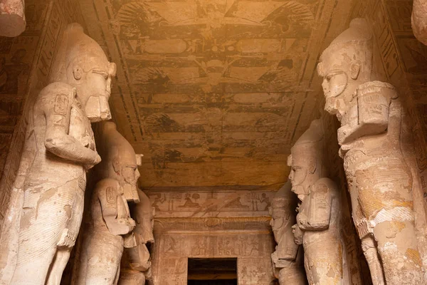 Nízký Úhel Pohledu Vstup Egyptského Chrámu Ramses Abu Simbel — Stock fotografie