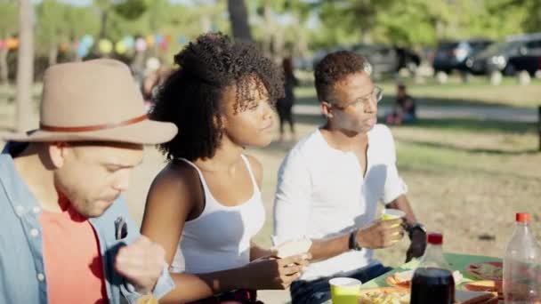 Grupo Multicultural Amigos Comendo Sentado Uma Mesa Parque — Vídeo de Stock
