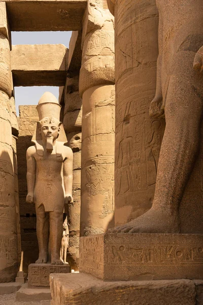 Вертикальное Фото Статуи Фараона Храме Луксоре Египте — стоковое фото